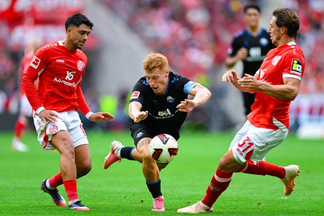 Nadiem Amiri (1. FSV Mainz 05), Laurin Curda (SC Paderborn) und Dominik Kohr (1. FSV Mainz 05) kaempfen um den Ball waehrend des Spiels der 1. Bundesliga zwischen 1. FSV Mainz 05 und SC Paderborn 07, MEWA Arena am 29. August 2026 in Mainz, Deutschland. (Foto von Silas Schueller DeFodi Images) +++ Nadiem Amiri (1. FSV Mainz 05), Laurin Curda (SC Paderborn) und Dominik Kohr (1. FSV Mainz 05) battle for the ball during the Bundesliga match between 1. FSV Mainz 05 and SC Paderborn 07 at MEWA Arena on August 29, 2026 in Mainz, Germany. (Photo by Silas Schueller DeFodi Images) DFB DFL REGULATIONS PROHIBIT ANY USE OF PHOTOGRAPHS AS IMAGE SEQUENCES AND OR QUASI-VIDEO. (Photo by Silas Schueller DeFodi Images) - *** Nadiem Amiri (1 FSV Mainz 05), Laurin Curda (SC Paderborn), and Dominik Kohr (1 FSV Mainz 05) battle for the ball during the 1. Bundesliga match between 1 FSV Mainz 05 and SC Paderborn 07, MEWA Arena on August 29, 2026, in Mainz, Germany. Photo by Silas Schueller, DeFodi Images. Nadiem Amiri (1 FSV Mainz 05), Laurin Curda of SC Paderborn and Dominik Kohr of 1. FSV Mainz 05 battle for the ball during the Bundesliga match between 1. FSV Mainz 05 and SC Paderborn 07 at MEWA Arena on August 29, 2026 in Mainz, Germany. Photo by Silas Schueller, DeFodi Images. DFB and DFL regulations prohibit any use of photographs as image sequences and or quasi-video. Photo by Silas Schueller, DeFodi Images