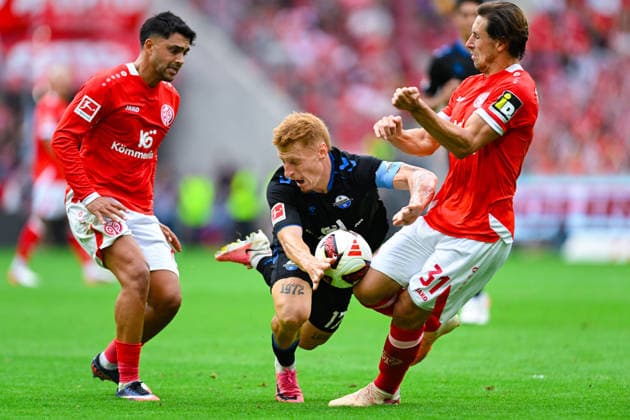 Laurin Curda (SC Paderborn) faellt auf Dominik Kohr (1. FSV Mainz 05), der sich bei der Aktion verletzt, rechts Nadiem Amiri (1. FSV Mainz 05) waehrend des Spiels der 1. Bundesliga zwischen 1. FSV Mainz 05 und SC Paderborn 07, MEWA Arena am 29. August 2026 in Mainz, Deutschland. (Foto von Silas Schueller DeFodi Images) +++ Laurin Curda (SC Paderborn) crashes with Dominik Kohr (1. FSV Mainz 05), Nadiem Amiri (1. FSV Mainz 05) watches the scene during the Bundesliga match between 1. FSV Mainz 05 and SC Paderborn 07 at MEWA Arena on August 29, 2026 in Mainz, Germany. (Photo by Silas Schueller DeFodi Images) DFB DFL REGULATIONS PROHIBIT ANY USE OF PHOTOGRAPHS AS IMAGE SEQUENCES AND OR QUASI-VIDEO. (Photo by Silas Schueller DeFodi Images) - *** Laurin Curda of SC Paderborn tackles Dominik Kohr of 1. FSV Mainz 05, who is injured in the play, with Nadiem Amiri (1, FSV Mainz 05) on the right, during the 1. Bundesliga match between 1. FSV Mainz 05 and SC Paderborn 07, at the MEWA Arena on August 29, 2026, in Mainz, Germany. Photo by Silas Schueller, DeFodi Images. Laurin Curda of SC Paderborn collides with Dominik Kohr of 1. FSV Mainz 05, Nadiem Amiri of 1. FSV Mainz 05 watches the scene during the Bundesliga match between 1. FSV Mainz 05 and SC Paderborn 07 at MEWA Arena on August 29, 2026 in Mainz, Germany. Photo by Silas Schueller, DeFodi Images. DFB and DFL regulations prohibit any use of photographs as image sequences and or quasi-video. Photo by Silas Schueller, DeFodi Images.
