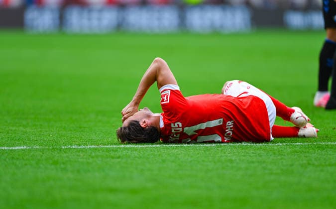 Dominik Kohr (1. FSV Mainz 05) gestikuliert und liegt verletzt am Boden waehrend des Spiels der 1. Bundesliga zwischen 1. FSV Mainz 05 und SC Paderborn 07, MEWA Arena am 29. August 2026 in Mainz, Deutschland. (Foto von Silas Schueller DeFodi Images) +++ Dominik Kohr (1. FSV Mainz 05) gestures and lies on the ground with pain after being injured during the Bundesliga match between 1. FSV Mainz 05 and SC Paderborn 07 at MEWA Arena on August 29, 2026 in Mainz, Germany. (Photo by Silas Schueller DeFodi Images) DFB DFL REGULATIONS PROHIBIT ANY USE OF PHOTOGRAPHS AS IMAGE SEQUENCES AND OR QUASI-VIDEO. (Photo by Silas Schueller DeFodi Images) - *** Dominik Kohr of 1 FSV Mainz 05 gestures and lies on the ground injured during the Bundesliga match between 1 FSV Mainz 05 and SC Paderborn 07 at the MEWA Arena on August 29, 2026, in Mainz, Germany Photo by Silas Schueller DeFodi Images Dominik Kohr of 1. FSV Mainz 05 gestures and lies on the ground in pain after being injured during the Bundesliga match between 1. FSV Mainz 05 and SC Paderborn 07 at the MEWA Arena on August 29, 2026 in Mainz, Germany. Photo by Silas Schueller, DeFodi Images. DFB and DFL regulations prohibit any use of photographs as image sequences and or quasi-video. Photo by Silas Schueller, DeFodi Images.