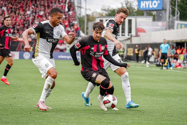 Deutschland: Fussball Saison 2026 2027 , Bundesliga , 1. Spieltag , SV Elversberg vs. Bayer 04 Leverkusen - URSAPHARM-Arena (Spiesen-Elversberg) : Afonso Moreira (Bayer 04 Leverkusen, 9) am Ball, im Ballbesitz, im Zweikampf mit Jan Gyamerah (SV Elversberg, 30) Spiesen-Elversberg USRSAPHARM-Arena Deutschland Germany *** Germany Soccer Season 2026–2027, Bundesliga, Matchday 1, SV Elversberg vs. Bayer 04 Leverkusen at URSAPHARM Arena in Spiesen Elversberg. Afonso Moreira of Bayer 04 Leverkusen has the ball at 9, in possession, in a tackle with Jan Gyamerah of SV Elversberg, 30 Spiesen Elversberg URSAPHARM Arena Germany Copyright: xBennetxLongx