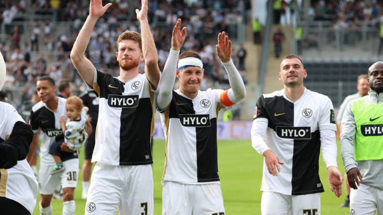 29.08.2026, xrekx, Fussball 1.Bundesliga, SV Elversberg - Bayer 04 Leverkusen v.l. SV Elversberg Mannschaft, Spieler, jubeln nach Spielende, Team, Player, celebrate at the end of the match Florian Le Joncour (SV 07 Elversberg) Lukas Pinckert (SV 07 Elversberg) Luca Sirch (SV 07 Elversberg) (DFL DFB REGULATIONS PROHIBIT ANY USE OF PHOTOGRAPHS as IMAGE SEQUENCES and or QUASI-VIDEO) Elversberg *** August 29, 2026, xrekx, Soccer, Bundesliga 1, SV Elversberg vs. Bayer 04 Leverkusen – SV Elversberg team, players celebrating after the game, team, players, celebrate at the end of the match Florian Le Joncour SV 07 Elversberg Lukas Pinckert SV 07 Elversberg Luca Sirch SV 07 Elversberg DFL DFB REGULATIONS PROHIBIT ANY USE OF PHOTOGRAPHS as IMAGE SEQUENCES and or QUASI-VIDEO ElElversberg