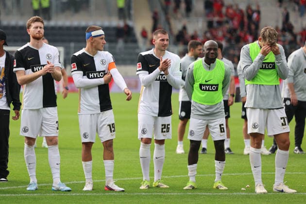 29.08.2026, Fussball, Herren, 1. Bundesliga, Saison 2026 2027, SV 07 Elversberg - Bayer 04 Leverkusen, Die Mannschaft (SV 07 Elversberg) bejubelt den Sieg, Florian Le Joncour (SV 07 Elversberg), Lukas Pinckert (SV 07 Elversberg), Luca Sirch (SV 07 Elversberg), Amara Conde (SV 07 Elversberg), Maximilian Rohr (SV 07 Elversberg) Elversberg Ursapharm-Arena an der Kaiserlinde Saarland Deutschland (DEU) *** August 29, 2026, Soccer, Men s, Bundesliga 1, 2026–2027 Season, SV 07 Elversberg vs. Bayer 04 Leverkusen, The SV 07 Elversberg team celebrates the victory, Florian Le Joncour (SV 07 Elversberg), Lukas Pinckert (SV 07 Elversberg), Luca Sirch (SV 07 Elversberg), Amara Conde (SV 07 Elversberg), Maximilian Rohr (SV 07 Elversberg), Elversberg Ursapharm Arena at the Kaiserlinde, Saarland, Germany (DEU) Copyright: xSebastianxBachx