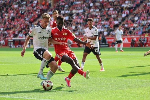 BERLIN, DEUTSCHLAND - AUGUST 29: Elias Baum (Eintracht Frankfurt, 2) in the duel for the ball with Emmanuel Latte Lath (Union Berlin, 29), during the match in the German Bundesliga: Union Berlin - Eintracht Frankfurt at Stadion An der Alten Foersterei on matchday 32 on August 29, 2026 in Berlin, Deutschland. DFB regulations prohibit any use of photographs as image sequences and or quasi video. Berlin Deutschland Copyright: xO.Frankex
