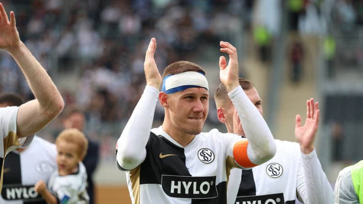29.08.2026, xrekx, Fussball 1.Bundesliga, SV Elversberg - Bayer 04 Leverkusen v.l. Lukas Pinckert (SV 07 Elversberg) Mannschaft, Spieler, jubeln nach Spielende, Team, Player, celebrate at the end of the match Kopfverletzung, Kopfverband (DFL DFB REGULATIONS PROHIBIT ANY USE OF PHOTOGRAPHS as IMAGE SEQUENCES and or QUASI-VIDEO) Elversberg *** August 29, 2026, xrekx, Soccer 1. Bundesliga, SV Elversberg vs. Bayer 04 Leverkusen, Lukas Pinckert, SV 07 Elversberg team, players celebrating after the game, team, Player, celebrating at the end of the match; head injury, head bandage; DFL DFB REGULATIONS PROHIBIT ANY USE OF PHOTOGRAPHS as IMAGE SEQUENCES and or QUASI-VIDEO; Elversberg