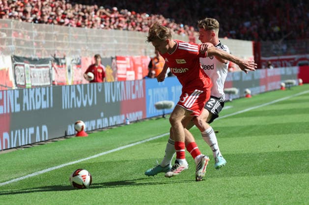 BERLIN, DEUTSCHLAND - AUGUST 29: Andras Schaefer (Union Berlin, 13) in the duel for the ball with Elias Baum (Eintracht Frankfurt, 2), during the match in the German Bundesliga: Union Berlin - Eintracht Frankfurt at Stadion An der Alten Foersterei on matchday 32 on August 29, 2026 in Berlin, Deutschland. DFB regulations prohibit any use of photographs as image sequences and or quasi video. Berlin Deutschland Copyright: xO.Frankex