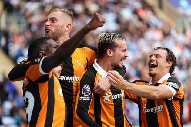 Coventry City v Hull City 29 August 2026, Coventry - Premier League Football - Coventry City v Hull City - Liam Millar of Hull City celebrates their first goal with Lucas Gourna-Douath of Hull City, Ollie McBurnie of Hull City and Regan Slater - Photo: Jacques Feeney Offside. Coventry UK Copyright: xJacquesxFeeneyx xOffsidexOffside