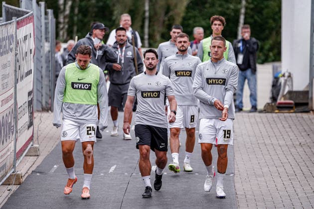 Deutschland: Fussball Saison 2026 2027 , Bundesliga , 1. Spieltag , SV Elversberg vs. Bayer 04 Leverkusen - URSAPHARM-Arena (Spiesen-Elversberg) : Elversberger Mannschaft vor dem Aufwärmen Spiesen-Elversberg USRSAPHARM-Arena Deutschland Germany *** Germany Soccer Season 2026–2027, Bundesliga, Matchday 1, SV Elversberg vs. Bayer 04 Leverkusen, URSAPHARM Arena, Spiesen, Elversberg, The Elversberg team before warming up, Spiesen, Elversberg, URSAPHARM Arena, Germany Copyright: xBennetxLongx