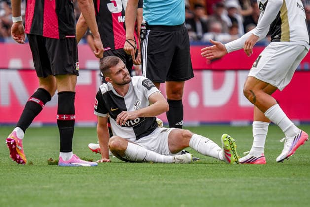 Deutschland: Fussball Saison 2026 2027 , Bundesliga , 1. Spieltag , SV Elversberg vs. Bayer 04 Leverkusen - URSAPHARM-Arena (Spiesen-Elversberg) : Åukasz PorÄ™ba Lukasz Poreba (SV Elversberg, 8) verletzt am Boden, Verletzung Spiesen-Elversberg USRSAPHARM-Arena Deutschland Germany *** Germany Soccer Season 2026–2027, Bundesliga, Matchday 1, SV Elversberg vs. Bayer 04 Leverkusen, URSAPHARM Arena, Spiesen-Elversberg, Lukasz Poreba, SV Elversberg, 8 players injured on the field, injury, Spiesen-Elversberg, URSAPHARM Arena, Germany Copyright: xBennetxLongx
