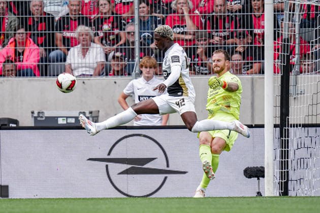 Deutschland: Fussball Saison 2026 2027 , Bundesliga , 1. Spieltag , SV Elversberg vs. Bayer 04 Leverkusen - URSAPHARM-Arena (Spiesen-Elversberg) : Mark Flekken (Bayer 04 Leverkusen, 1) und David Mokwa (SV Elversberg, 42) Spiesen-Elversberg USRSAPHARM-Arena Deutschland Germany *** Germany Soccer Season 2026–2027, Bundesliga, Matchday 1, SV Elversberg vs. Bayer 04 Leverkusen, URSAPHARM Arena, Spiesen-Elversberg, Mark Flekken (Bayer 04 Leverkusen, 1) and David Mokwa (SV Elversberg, 42), Spiesen-Elversberg, URSAPHARM Arena, Germany Copyright: xBennetxLongx