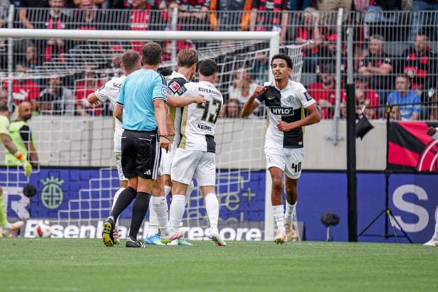 Deutschland: Fussball Saison 2026 2027 , Bundesliga , 1. Spieltag , SV Elversberg vs. Bayer 04 Leverkusen - URSAPHARM-Arena (Spiesen-Elversberg) : Mannschaft jubelt zum 1:0, Tor, Torjubel, Jubel, Freude, Emotionen Spiesen-Elversberg USRSAPHARM-Arena Deutschland Germany *** Germany Soccer Season 2026–2027, Bundesliga, Matchday 1, SV Elversberg vs. Bayer 04 Leverkusen, URSAPHARM Arena, Spiesen, Elversberg—Team celebrates the 1-0 goal, goal celebration, cheering, joy, emotions, Spiesen, Elversberg, URSAPHARM Arena, Germany Copyright: xBennetxLongx