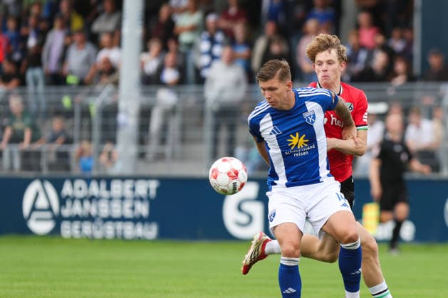 29.08.2026, Fussball, Herren, Regionalliga Nord, 6. Spieltag, BSV Kickers Emden - Hannover 96 II Luc Ihorst (blau 14 BSV Kickers Emden) im Zweikampf mit Joschua Caspar Siewert (21 Hannover 96 II)