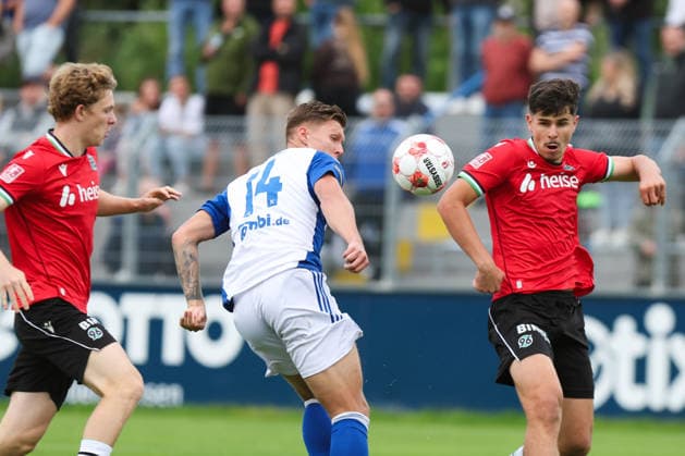 29.08.2026, Fussball, Herren, Regionalliga Nord, 6. Spieltag, BSV Kickers Emden - Hannover 96 II Luc Ihorst (blau 14 BSV Kickers Emden) im Zweikampf mit Karl Steinmann (3 Hannover 96 II)
