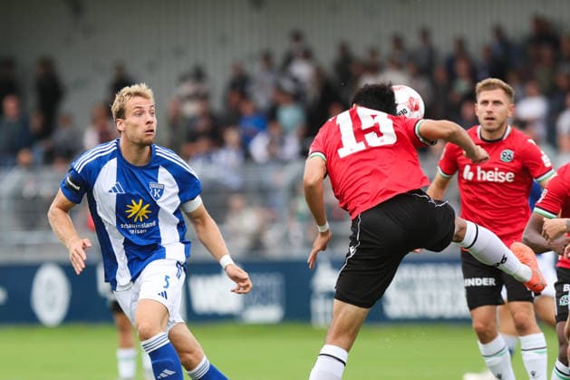 29.08.2026, Fussball, Herren, Regionalliga Nord, 6. Spieltag, BSV Kickers Emden - Hannover 96 II Peer Mahncke (blau 5 BSV Kickers Emden) im Zweikampf mit Asuma Ikari (15 Hannover 96 II)