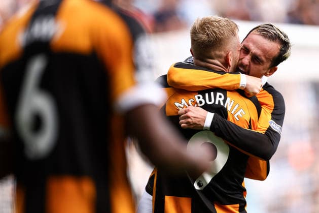 Coventry City v Hull City 29 August 2026, Coventry - Premier League Football - Coventry City v Hull City - Liam Millar of Hull City celebrates their first goal with Ollie McBurnie of Hull City - Photo: Jacques Feeney Offside. Coventry UK Copyright: xJacquesxFeeneyx xOffsidexOffside