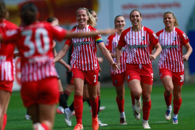 29. August 2026, Fussball, Google Pixel Frauen-Bundesliga, SC Freiburg - 1. FC Union Berlin Lisa Karl (2, SC Freiburg) jubelt mit ihren Teamkolleginnen über das soeben erzielte 1:0 für den Sportclub Photo: Urs Ottiger *** August 29, 2026, Soccer, Google Pixel Women s Bundesliga, SC Freiburg 1, FC Union Berlin 2; Lisa Karl celebrates with her teammates after scoring the 1-0 goal for SC Freiburg. Photo by Urs Ottiger