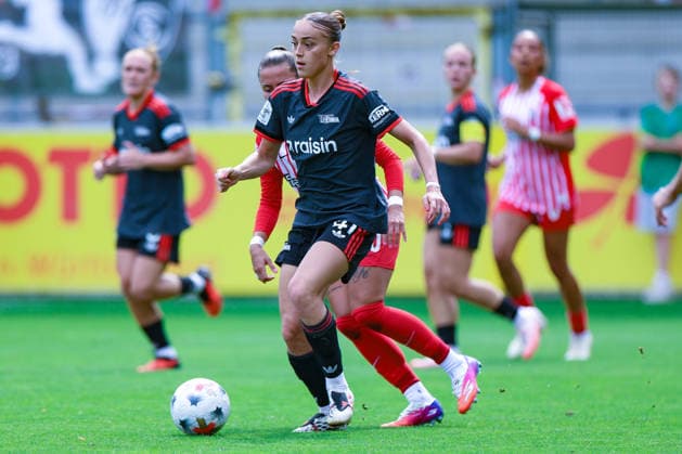 29. August 2026, Fussball, Google Pixel Frauen-Bundesliga, SC Freiburg - 1. FC Union Berlin Lia Kamber (41, 1. FC Union Berlin) mit Ballbehauptung im Mittelfeld Photo: Urs Ottiger *** August 29, 2026, Soccer, Google Pixel Women s Bundesliga, SC Freiburg 1, FC Union Berlin, Lia Kamber 41, FC Union Berlin maintaining possession in midfield. Photo by Urs Ottiger