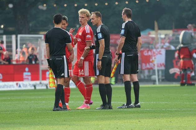 BERLIN, DEUTSCHLAND - AUGUST 29: final whistle, end of game, Woo-yeong Jeong (Union Berlin, 11) und Leopold Querfeld (Union Berlin, 14), Schiedsrichter Referee Bastian Dankert, during the match in the German Bundesliga: Union Berlin - Eintracht Frankfurt at Stadion An der Alten Foersterei on matchday 32 on August 29, 2026 in Berlin, Deutschland. DFB regulations prohibit any use of photographs as image sequences and or quasi video. Berlin Deutschland Copyright: xO.Frankex