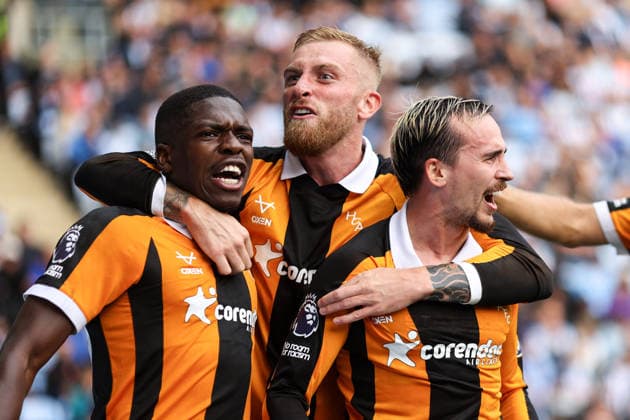 Coventry City v Hull City 29 August 2026, Coventry - Premier League Football - Coventry City v Hull City - Liam Millar of Hull City celebrates their first goal with Lucas Gourna-Douath of Hull City and Ollie McBurnie of Hull City- Photo: Jacques Feeney Offside. Coventry UK Copyright: xJacquesxFeeneyx xOffsidexOffside