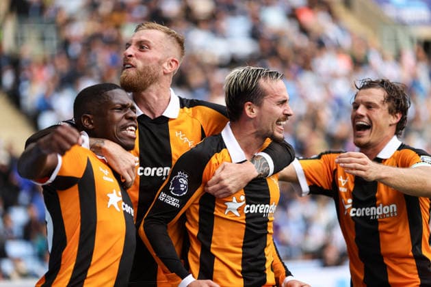 Coventry City v Hull City 29 August 2026, Coventry - Premier League Football - Coventry City v Hull City - Liam Millar of Hull City celebrates their first goal with Lucas Gourna-Douath of Hull City, Ollie McBurnie of Hull City and Regan Slater - Photo: Jacques Feeney Offside. Coventry UK Copyright: xJacquesxFeeneyx xOffsidexOffside