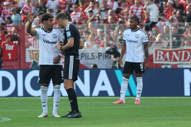 BERLIN, DEUTSCHLAND - AUGUST 29: Fares Chaibi (Eintracht Frankfurt, 8) in conversation discusses with Schiedsrichter Referee Bastian Dankert, during the match in the German Bundesliga: Union Berlin - Eintracht Frankfurt at Stadion An der Alten Foersterei on matchday 32 on August 29, 2026 in Berlin, Deutschland. DFB regulations prohibit any use of photographs as image sequences and or quasi video. Berlin Deutschland Copyright: xO.Frankex