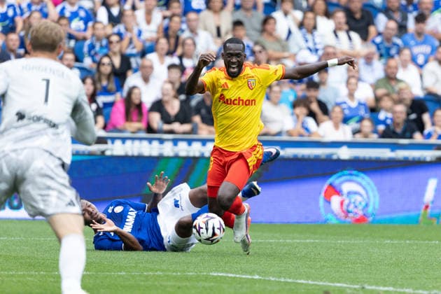 Jeyland Mitchell (Strasbourg) Abdallah Sima (Lens) seen during Ligue 1 26 27 game between teams of RSC Strasbourg and RC Lens at Stade de la Meinau (Benjamin Faes Ball Raw Images) Strasbourg Stade de la Meinau France Copyright: xBenjaminxFaesx 0W4A2274