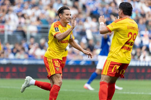 Florian Thauvin (Lens) Franjo Ivanovic (Lens) celebrating after scoring a Goal seen during Ligue 1 26 27 game between teams of RSC Strasbourg and RC Lens at Stade de la Meinau (Benjamin Faes Ball Raw Images) Strasbourg Stade de la Meinau France Copyright: xBenjaminxFaesx 0W4A2885