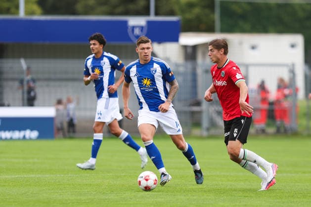 29.08.2026, Fussball, Herren, Regionalliga Nord, 6. Spieltag, BSV Kickers Emden - Hannover 96 II Luc Ihorst (blau 14 BSV Kickers Emden) im Zweikampf mit Tim Antonius Laurent van den Heuvel (24 Hannover 96 II)