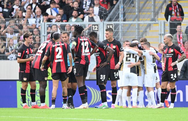 Fussball - Bundesliga - Saison 2026 27 29.08.2025 Ursapharm-Arena SV Elversberg (elv) - Bayer Leverkusen 3:2 Die Leverkusener hatten nach Spielende Redebedarf mit Schiedsrichter Robert HARTMANN, mi, hinten jubeln die Elversberger Fussball - Bundesliga - SV Elversberg *** German Bundesliga Season 2026 27 August 29, 2025 Ursapharm Arena SV Elversberg vs. Bayer Leverkusen 3–2 The Leverkusen players had a word to say to referee Robert HARTMANN after the game ended, Wed; in the background, the Elversberg players celebrate. German Bundesliga: SV Elversberg