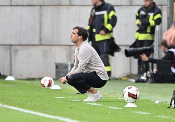 Fussball - Bundesliga - Saison 2026 27 29.08.2025 Ursapharm-Arena SV Elversberg (elv) - Bayer Leverkusen 3:2 Trainer Carlos MARTINEZ (Bayer Leverkusen) Fussball - Bundesliga - SV Elversberg *** German Bundesliga, 2026–27 Season, August 29, 2025, Ursapharm Arena, SV Elversberg vs. Bayer Leverkusen, 3–2. Coach: Carlos MARTINEZ. Bayer Leverkusen, German Bundesliga, SV Elversberg