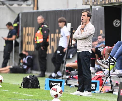 Fussball - Bundesliga - Saison 2026 27 29.08.2025 Ursapharm-Arena SV Elversberg (elv) - Bayer Leverkusen 3:2 Trainer Carlos MARTINEZ (Bayer Leverkusen) staunt Fussball - Bundesliga - SV Elversberg *** German Bundesliga Season 2026-27, August 29, 2025, Ursapharm Arena, SV Elversberg vs. Bayer Leverkusen 3-2. Coach Carlos MARTINEZ of Bayer Leverkusen is amazed. German Bundesliga, SV Elversberg