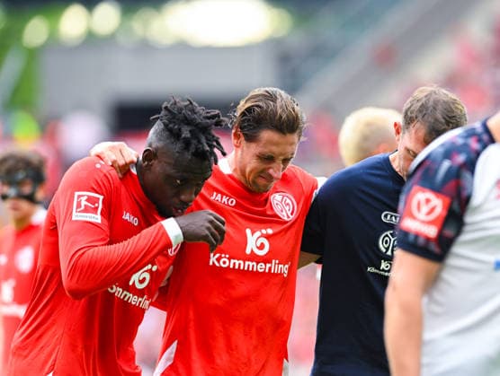 Dominik Kohr (1. FSV Mainz 05) ist verletzt und hat Schmerzen, als er vom Platz getragen wird waehrend des Spiels der 1. Bundesliga zwischen 1. FSV Mainz 05 und SC Paderborn 07, MEWA Arena am 29. August 2026 in Mainz, Deutschland. (Foto von Silas Schueller DeFodi Images) +++ Dominik Kohr (1. FSV Mainz 05) is injured during the Bundesliga match between 1. FSV Mainz 05 and SC Paderborn 07 at MEWA Arena on August 29, 2026 in Mainz, Germany. (Photo by Silas Schueller DeFodi Images) DFB DFL REGULATIONS PROHIBIT ANY USE OF PHOTOGRAPHS AS IMAGE SEQUENCES AND OR QUASI-VIDEO. (Photo by Silas Schueller DeFodi Images) - *** Dominik Kohr of 1. FSV Mainz 05 is injured and in pain as he is carried off the field during the Bundesliga match between 1. FSV Mainz 05 and SC Paderborn 07, MEWA Arena on August 29, 2026, in Mainz, Germany. Photo by Silas Schueller, DeFodi Images. Dominik Kohr of 1. FSV Mainz 05 is injured during the Bundesliga match between 1. FSV Mainz 05 and SC Paderborn 07 at MEWA Arena on August 29, 2026 in Mainz, Germany. Photo by Silas Schueller, DeFodi Images. DFB and DFL regulations prohibit any use of photographs as image sequences and or quasi-video. Photo by Silas Schueller, DeFodi Images.