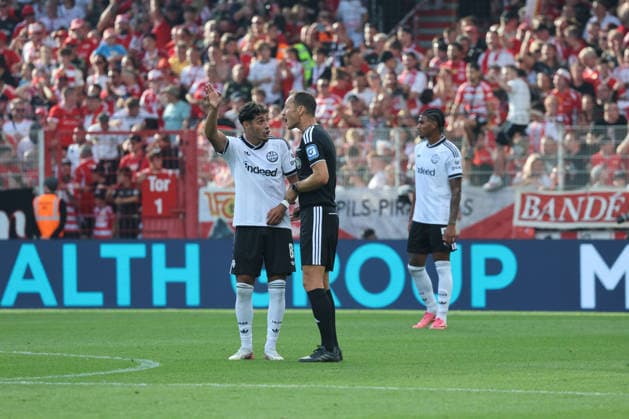 BERLIN, DEUTSCHLAND - AUGUST 29: Fares Chaibi (Eintracht Frankfurt, 8) in conversation discusses with Schiedsrichter Referee Bastian Dankert, during the match in the German Bundesliga: Union Berlin - Eintracht Frankfurt at Stadion An der Alten Foersterei on matchday 32 on August 29, 2026 in Berlin, Deutschland. DFB regulations prohibit any use of photographs as image sequences and or quasi video. Berlin Deutschland Copyright: xO.Frankex