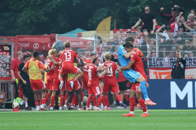 BERLIN, DEUTSCHLAND - AUGUST 29: goal, celebration, cheering. Tim Skarke (Union Berlin, 21) celebrates with his teammates after scoring the 3:3 goal, during the match in the German Bundesliga: Union Berlin - Eintracht Frankfurt at Stadion An der Alten Foersterei on matchday 32 on August 29, 2026 in Berlin, Deutschland. DFB regulations prohibit any use of photographs as image sequences and or quasi video. Berlin Deutschland Copyright: xO.Frankex