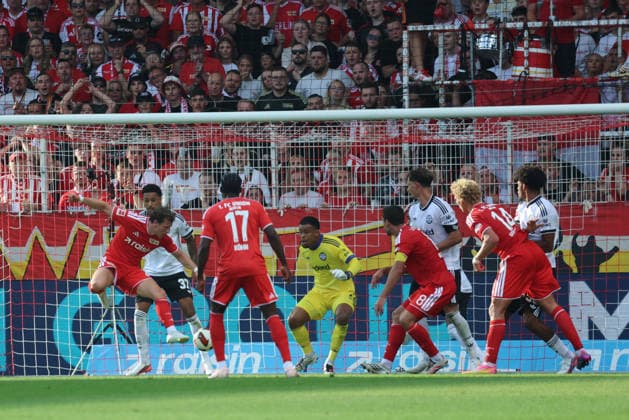 BERLIN, DEUTSCHLAND - AUGUST 29: goal, Tim Skarke (Union Berlin, 21) scores into the goal, 3:3, Torwart Goal Keeper Noah Atubolu (Eintracht Frankfurt, 1) cannot intervene, cannot reach the ball, during the match in the German Bundesliga: Union Berlin - Eintracht Frankfurt at Stadion An der Alten Foersterei on matchday 32 on August 29, 2026 in Berlin, Deutschland. DFB regulations prohibit any use of photographs as image sequences and or quasi video. Berlin Deutschland Copyright: xO.Frankex