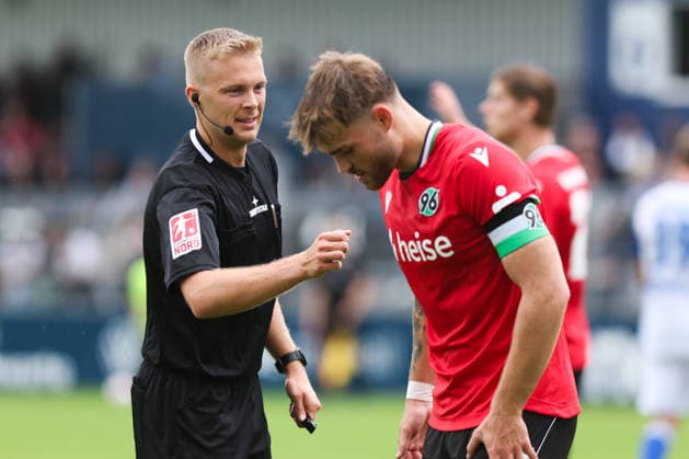 29.08.2026, Fussball, Herren, Regionalliga Nord, 6. Spieltag, BSV Kickers Emden - Hannover 96 II Schiedsrichter Florian Lisiak im Gespräch mit Manuel Braun (2 Hannover 96 II)