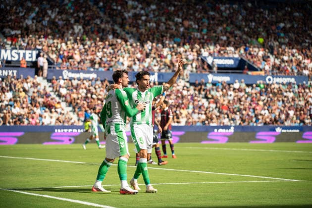 August 29, 2026, Valencia, Alicante, Spain: VALENCIA, SPAIN - AUGUST 29: 19 TROY PARROTT and 5 MARC BARTRA celebrate a non goal during the match between Levante UD and Real Betis, from LaLiga EASports, matchweek 3, disputed at the Ciutat de Valencia, Valencia Valencia Spain - ZUMAc290 20260829_zsp_c290_009 Copyright: xJordixCantox