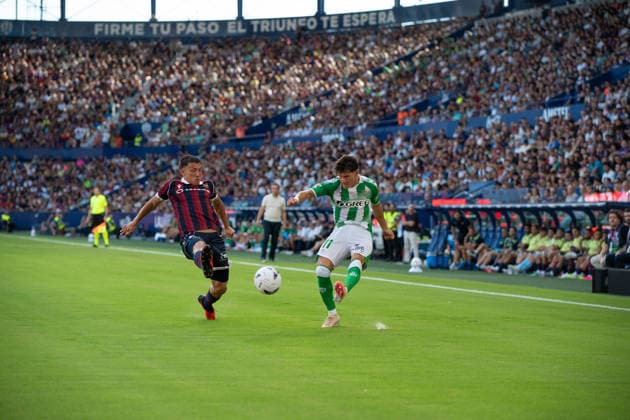 August 29, 2026, Valencia, Alicante, Spain: VALENCIA, SPAIN - AUGUST 29: 11 FRAN GARCIA shoots the ball in front of 24 THIAGO FERNANDEZ during the match between Levante UD and Real Betis, from LaLiga EASports, matchweek 3, disputed at the Ciutat de Valencia, Valencia Valencia Spain - ZUMAc290 20260829_zsp_c290_010 Copyright: xJordixCantox