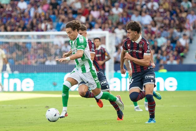 August 29, 2026, Valencia, Alicante, Spain: VALENCIA, SPAIN - AUGUST 29: 17 RODRIGO RIQUELME fight the ball against 929 NACHO PEREZ during the match between Levante UD and Real Betis, from LaLiga EASports, matchweek 3, disputed at the Ciutat de Valencia, Valencia Valencia Spain - ZUMAc290 20260829_zsp_c290_014 Copyright: xJordixCantox
