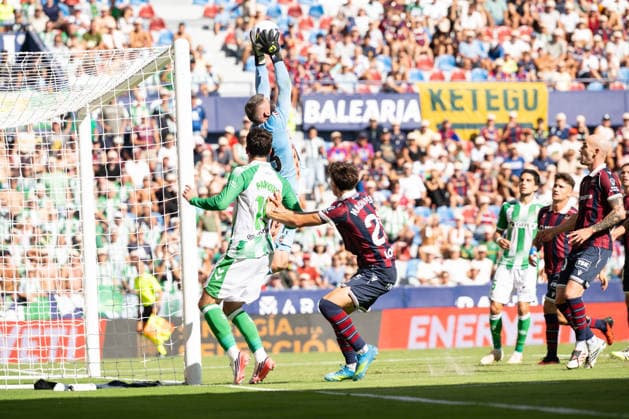 ESP: LaLiga EA Sports UD Levante v Real Betis Mathew Ryan of Levante stopped the ball during LaLiga EA Sports, between UD Levante v Real Betis played at Ciudad de Valencia Stadium in Valencia on August 29, 2026 in Spain; Valencia Spain Futbol Copyright: xAgenciaxLOFx