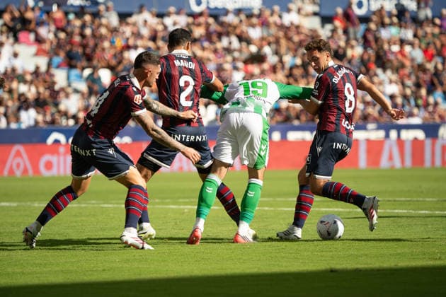 August 29, 2026, Valencia, Alicante, Spain: VALENCIA, SPAIN - AUGUST 29: 19 TROY PARROTT fight the ball in front of 8 OLASAGASTI, 2 AISSA MANDI and 4 ADRIAN DE LA FUENTE DELA during the match between Levante UD and Real Betis, from LaLiga EASports, matchweek 3, disputed at the Ciutat de Valencia, Valencia Valencia Spain - ZUMAc290 20260829_zsp_c290_015 Copyright: xJordixCantox