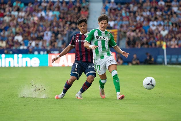 August 29, 2026, Valencia, Alicante, Spain: VALENCIA, SPAIN - AUGUST 29: 7 ROGER BRUGUE and 11 FRAN GARCIA fighting the ball during the match between Levante UD and Real Betis, from LaLiga EASports, matchweek 3, disputed at the Ciutat de Valencia, Valencia Valencia Spain - ZUMAc290 20260829_zsp_c290_019 Copyright: xJordixCantox