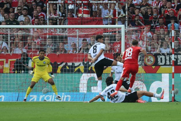 BERLIN, DEUTSCHLAND - AUGUST 29: Josip Juranovic (Union Berlin, 18) shoots at the goal against Fares Chaibi (Eintracht Frankfurt, 8) and Can Yilmaz Uzun (Eintracht Frankfurt, 42), Torwart Goal Keeper Noah Atubolu (Eintracht Frankfurt, 1) repels the ball, during the match in the German Bundesliga: Union Berlin - Eintracht Frankfurt at Stadion An der Alten Foersterei on matchday 32 on August 29, 2026 in Berlin, Deutschland. DFB regulations prohibit any use of photographs as image sequences and or quasi video. Berlin Deutschland Copyright: xO.Frankex