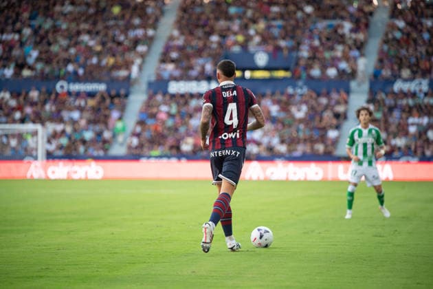 August 29, 2026, Valencia, Alicante, Spain: VALENCIA, SPAIN - AUGUST 29: 4 ADRIAN DE LA FUENTE DELA with the ball during the match between Levante UD and Real Betis, from LaLiga EASports, matchweek 3, disputed at the Ciutat de Valencia, Valencia Valencia Spain - ZUMAc290 20260829_zsp_c290_021 Copyright: xJordixCantox