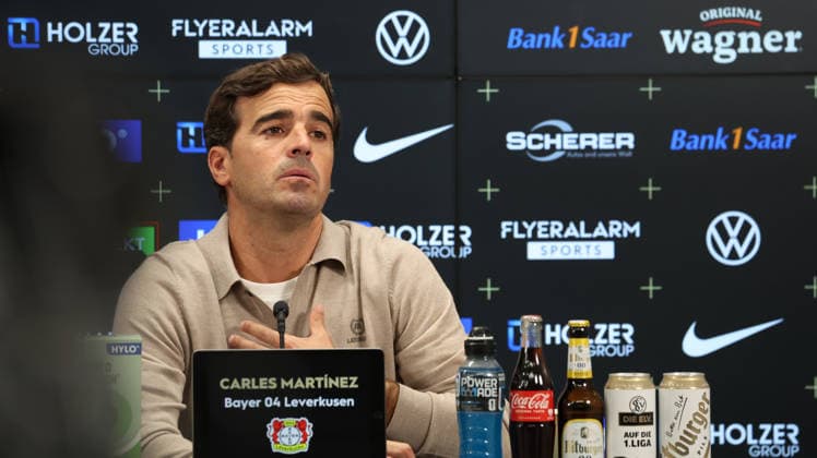 29.08.2026, xrekx, Fussball 1.Bundesliga, SV Elversberg - Bayer 04 Leverkusen v.l. Pressekonferenz Carles Martinez Trainer (Bayer 04 Leverkusen) (DFL DFB REGULATIONS PROHIBIT ANY USE OF PHOTOGRAPHS as IMAGE SEQUENCES and or QUASI-VIDEO) Elversberg *** August 29, 2026, xrekx, Soccer, Bundesliga 1, SV Elversberg vs. Bayer 04 Leverkusen – Press Conference with Carles Martinez, Head Coach of Bayer 04 Leverkusen. DFL and DFB regulations prohibit any use of photographs as image sequences and or quasi-video. Elversberg