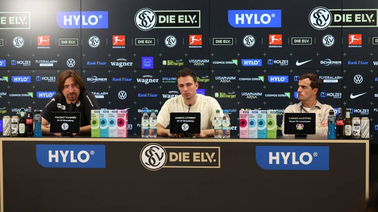 29.08.2026, xrekx, Fussball 1.Bundesliga, SV Elversberg - Bayer 04 Leverkusen v.l. Pressekonferenz Vincent Wagner Trainer (SV 07 Elversberg) Moritz Litterst Pressesprecher (SV Elversberg) Carles Martinez Trainer (Bayer 04 Leverkusen) (DFL DFB REGULATIONS PROHIBIT ANY USE OF PHOTOGRAPHS as IMAGE SEQUENCES and or QUASI-VIDEO) Elversberg *** August 29, 2026, xrekx, Soccer, Bundesliga 1, SV Elversberg vs. Bayer 04 Leverkusen – Press Conference with Vincent Wagner, Coach of SV 07 Elversberg; Moritz Litterst, Press Officer for SV Elversberg; and Carles Martinez, Coach of Bayer 04 Leverkusen. DFL and DFB regulations prohibit any use of photographs as image sequencesand or QUASI-VIDEO Elversberg