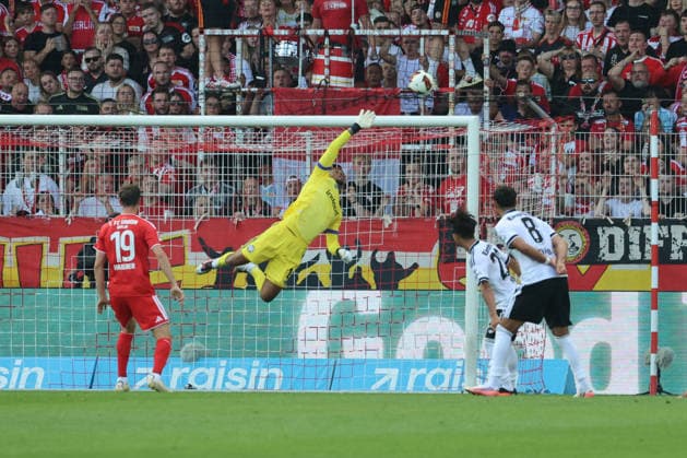 BERLIN, DEUTSCHLAND - AUGUST 29: Josip Juranovic (Union Berlin, 18) shoots at the goal against Fares Chaibi (Eintracht Frankfurt, 8) and Can Yilmaz Uzun (Eintracht Frankfurt, 42), Torwart Goal Keeper Noah Atubolu (Eintracht Frankfurt, 1) repels the ball, during the match in the German Bundesliga: Union Berlin - Eintracht Frankfurt at Stadion An der Alten Foersterei on matchday 32 on August 29, 2026 in Berlin, Deutschland. DFB regulations prohibit any use of photographs as image sequences and or quasi video. Berlin Deutschland Copyright: xO.Frankex