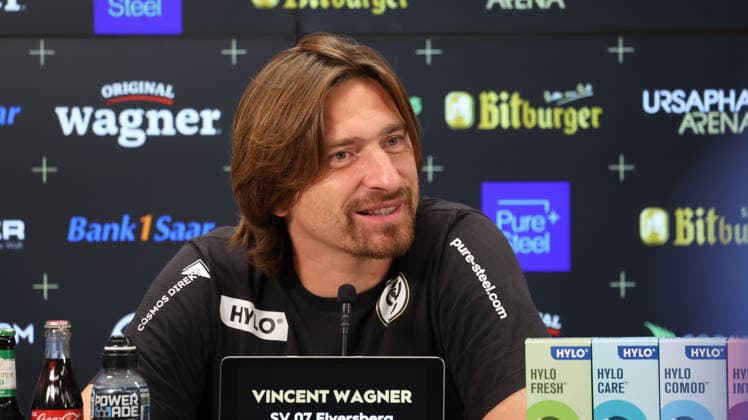 29.08.2026, xrekx, Fussball 1.Bundesliga, SV Elversberg - Bayer 04 Leverkusen v.l. Pressekonferenz Vincent Wagner Trainer (SV 07 Elversberg) (DFL DFB REGULATIONS PROHIBIT ANY USE OF PHOTOGRAPHS as IMAGE SEQUENCES and or QUASI-VIDEO) Elversberg *** August 29, 2026, xrekx, Soccer, Bundesliga 1, SV Elversberg vs. Bayer 04 Leverkusen – Press Conference with Vincent Wagner, Coach of SV 07 Elversberg. DFL and DFB regulations prohibit any use of photographs as image sequences and or quasi-video. Elversberg