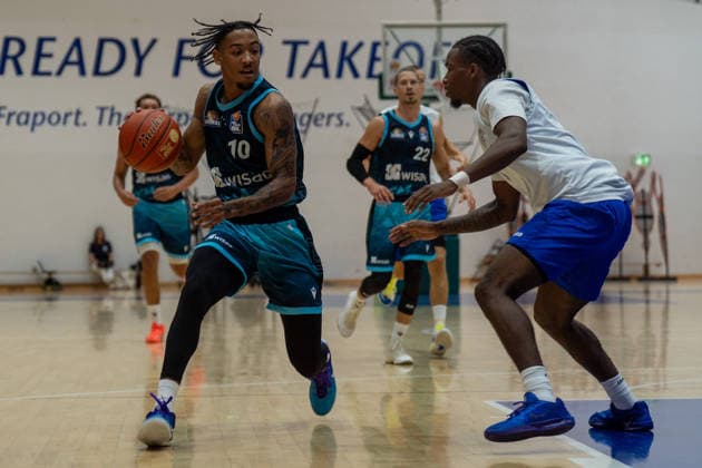 29.08.2026, xhfmx, Basketball Testspiel, Frankfurt Skyliners - MLP Academics Heidelberg v.l. Judah Mintz (Skyliners Frankfurt) im Zweikampf mit einem Gegenspieler Frankfurt