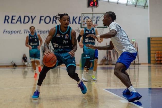 29.08.2026, xhfmx, Basketball Testspiel, Frankfurt Skyliners - MLP Academics Heidelberg v.l. Judah Mintz (Skyliners Frankfurt) im Zweikampf mit einem Gegenspieler Frankfurt