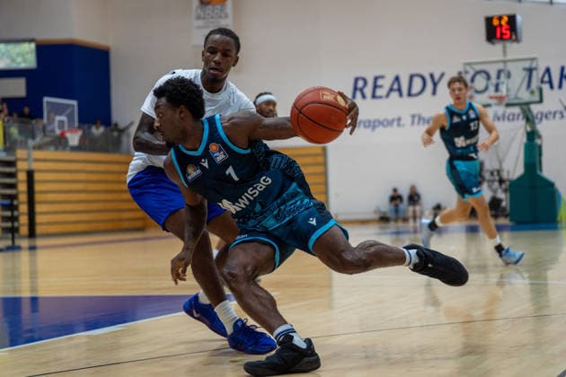 29.08.2026, xhfmx, Basketball Testspiel, Frankfurt Skyliners - MLP Academics Heidelberg Isaiah Swope (Skyliners Frankfurt) im Zweikampf mit einem Gegenspieler Frankfurt